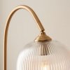 Lampa podłogowa stojąca mosiężna regulowany szklany klosz prążkowy salonowa sypialniana minimalistyczna Ashcroft 120621 ENDON